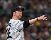 ２回、元山の一塁判定にリプレイ検証を求める藤川監督（撮影・西田忠信）