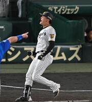 ３回、２点打を放ち雄たけびを上げる元山（撮影・飯室逸平）