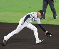 ６回、宮崎の打球を好捕する遊撃手・元山（撮影・立川洋一郎）