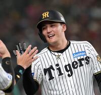 ７回、近本の適時打で生還し笑顔を見せる元山（撮影・西田忠信）