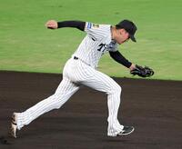 ８回、筒香の打球を好捕する遊撃手・元山（撮影・立川洋一郎）