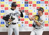 お立ち台で才木（左）をたたえる元山（撮影・立川洋一郎）