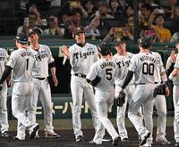 笑顔で勝利のハイタッチを交わす才木ら阪神ナイン（撮影・飯室逸平）