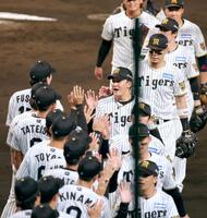 勝利のタッチを交わす阪神・元山飛優（中央右）ら阪神ナイン＝甲子園（撮影・立川洋一郎）