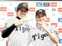 お立ち台でポーズを決める才木（左）と元山（撮影・西田忠信）