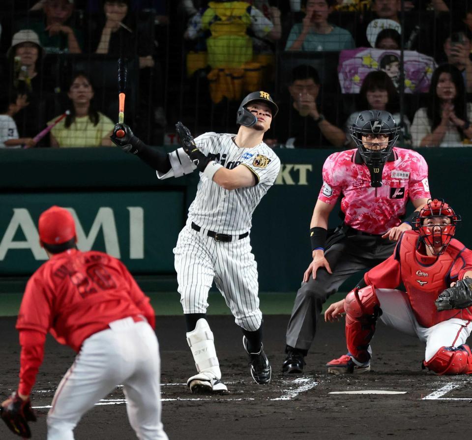 　１回、同点の犠飛を放つ佐藤輝。投手栗林（撮影・山口登）
