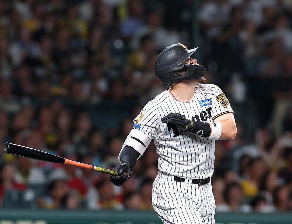 １回、同点犠飛を放つ佐藤輝（撮影・西田忠信）