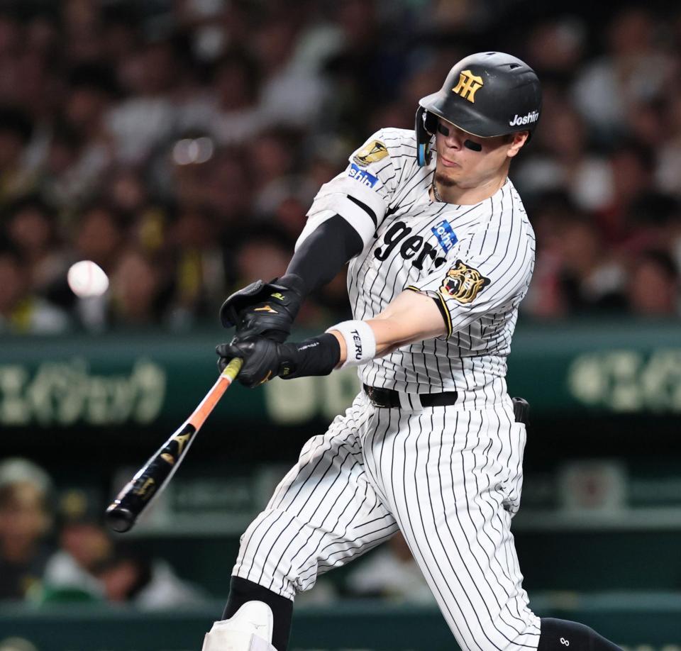 １回、左犠飛を放つ佐藤輝（撮影・田中太一）