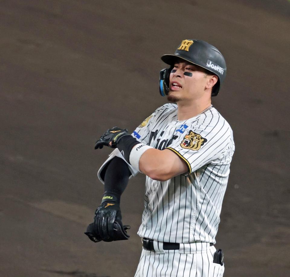 ８回、捕ゴロに打ち取られ悔しがる佐藤輝（撮影・立川洋一郎）