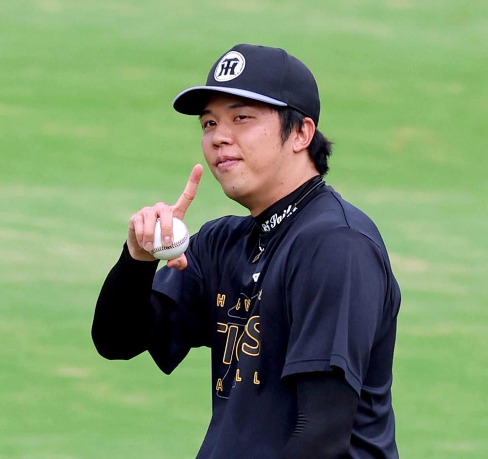 　キャッチボールをして登板へ備える才木（撮影・立川洋一郎）