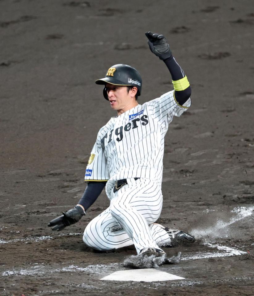 ３回、竹田の暴投で生還する近本（撮影・立川洋一郎）