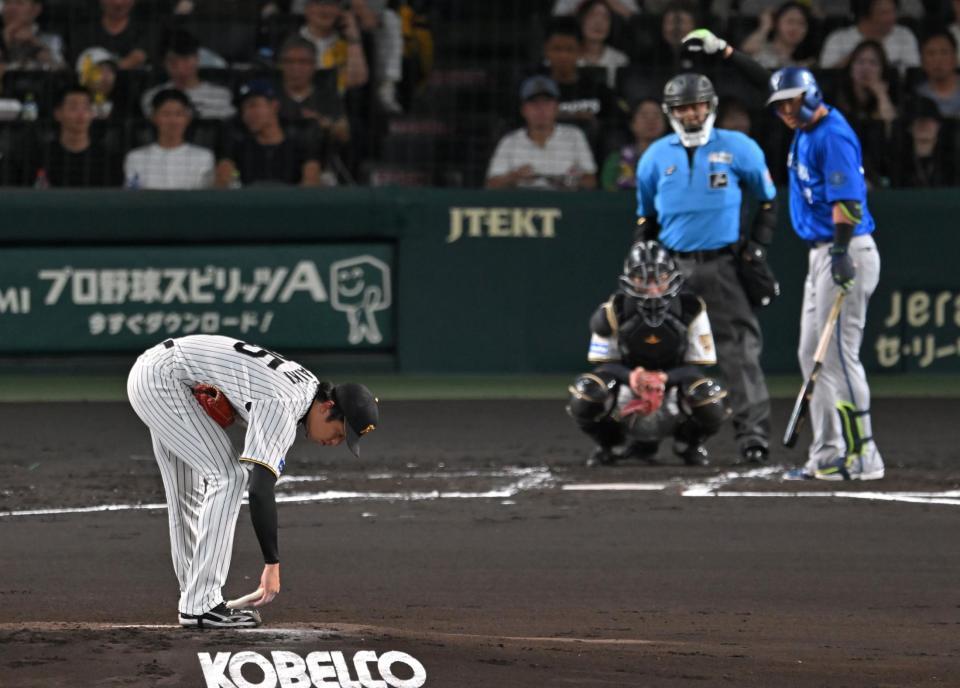 ２回、蝦名のバースデーソングが終わるまでロジンをいじるなど調整する才木（撮影・飯室逸平）