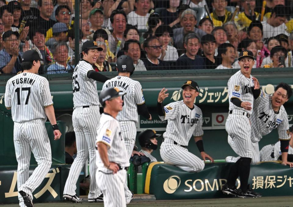 ３回、笑顔で元山を迎える才木ら阪神ナイン（撮影・飯室逸平）
