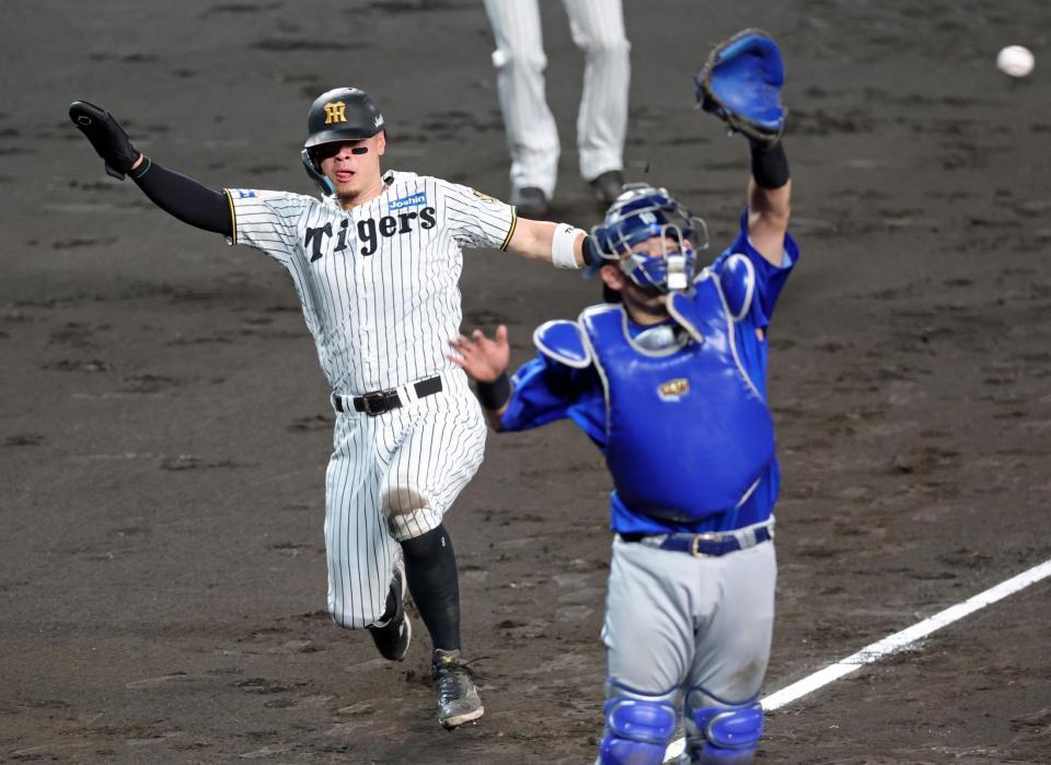 ３回、元山の２点適時内野安打で生還する佐藤輝（撮影・立川洋一郎）