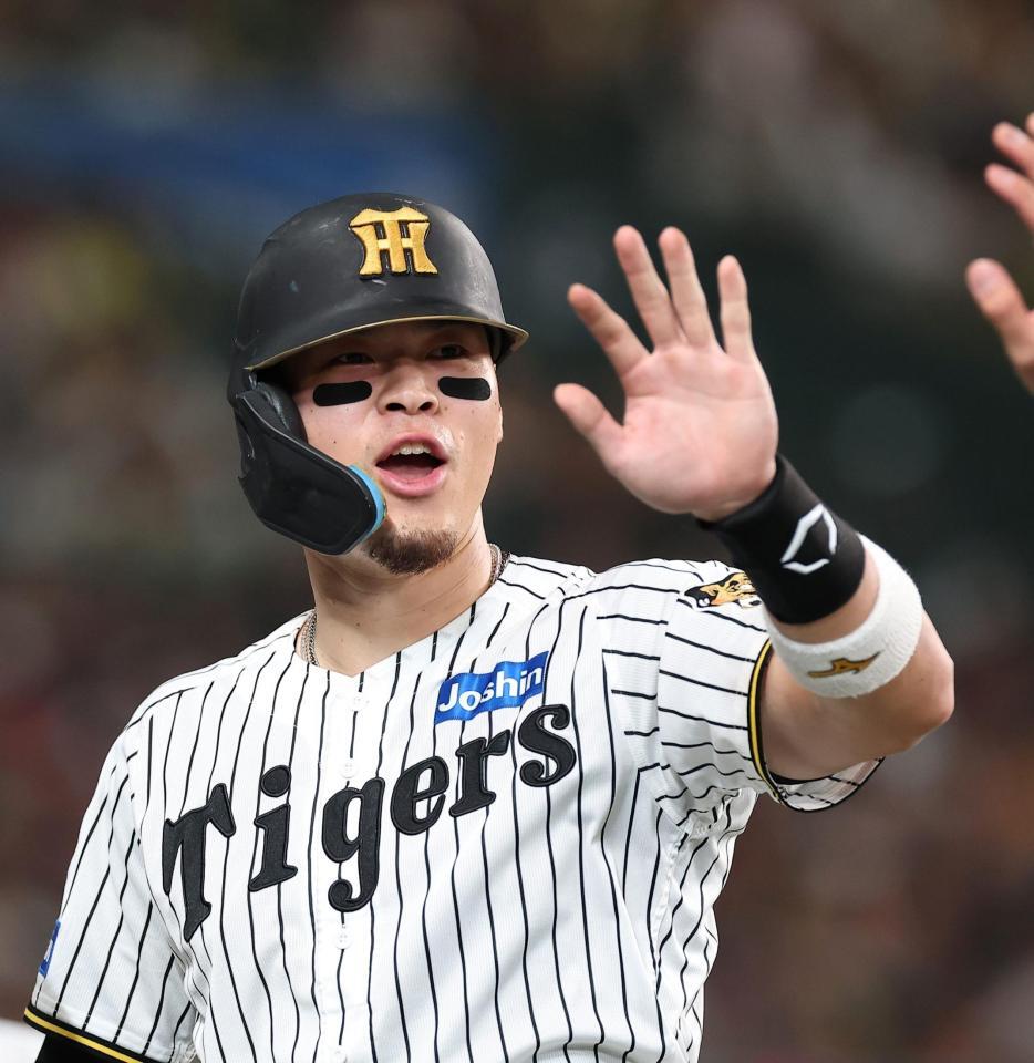 ４回、元山の打球で生還した佐藤輝（撮影・西田忠信）