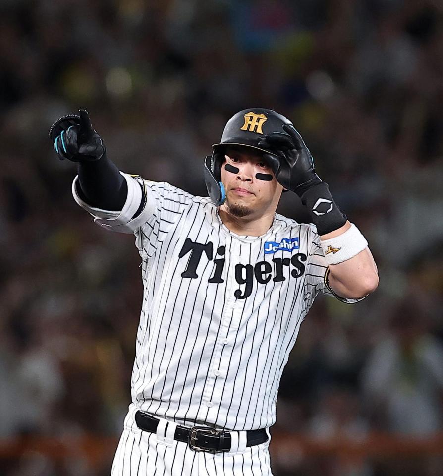 ５回、二塁打を放ちベンチを指さす佐藤輝（撮影・西田忠信）