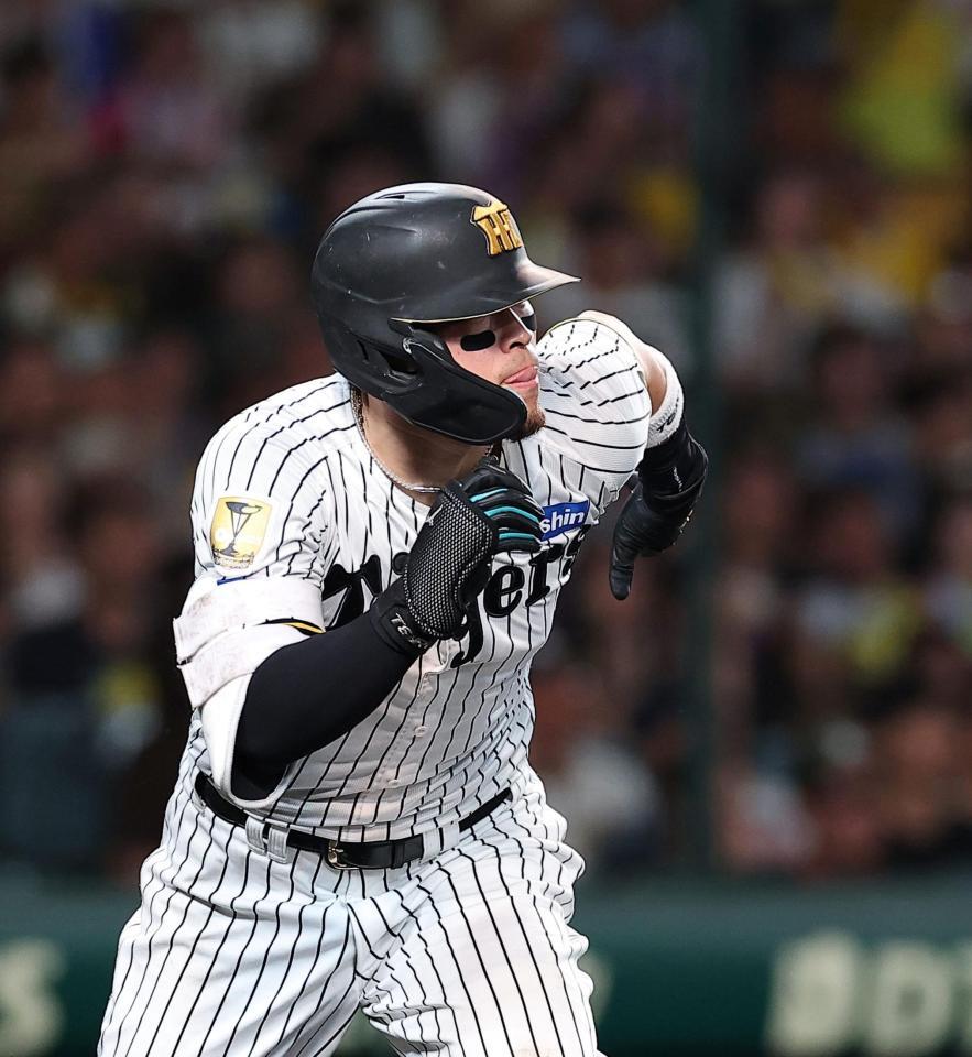 ５回、二塁打を放つ佐藤輝（撮影・西田忠信）