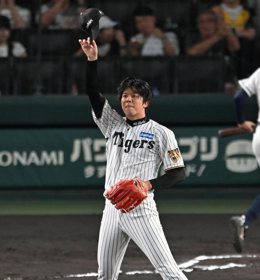 ６回、好守の元山に向かって手を上げる才木（撮影・飯室逸平）