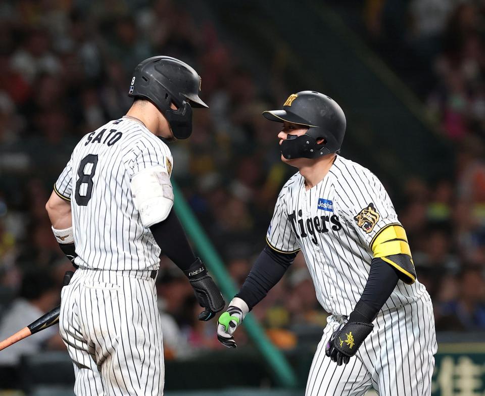 ８回、ソロを放ち佐藤輝（左）に迎えられる森下（撮影・西田忠信）