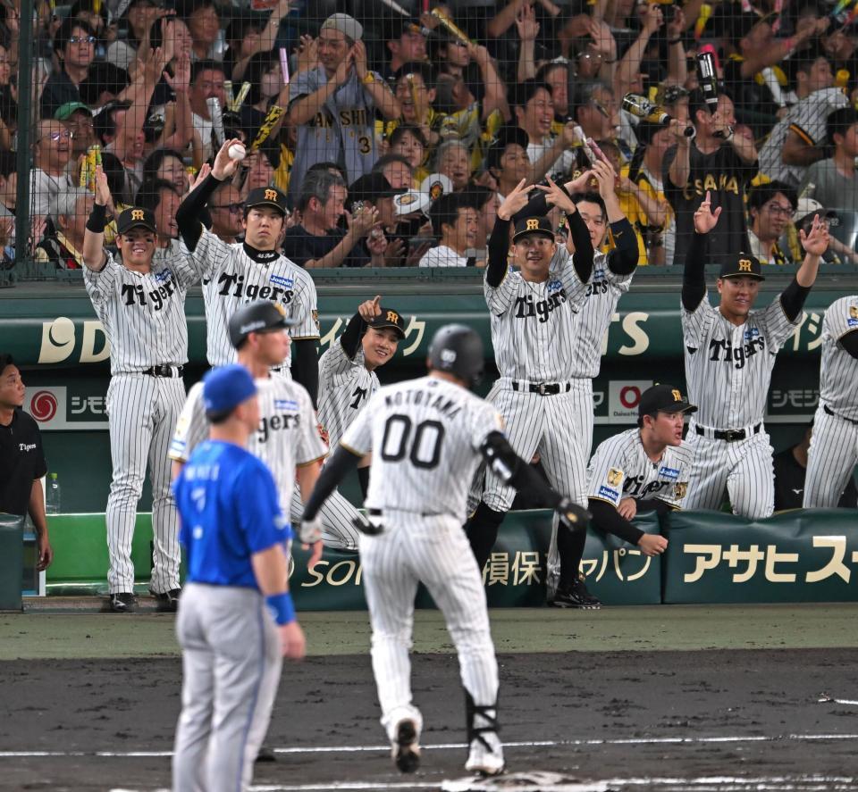 ３回、元山の適時打に沸く阪神ナイン（撮影・飯室逸平）
