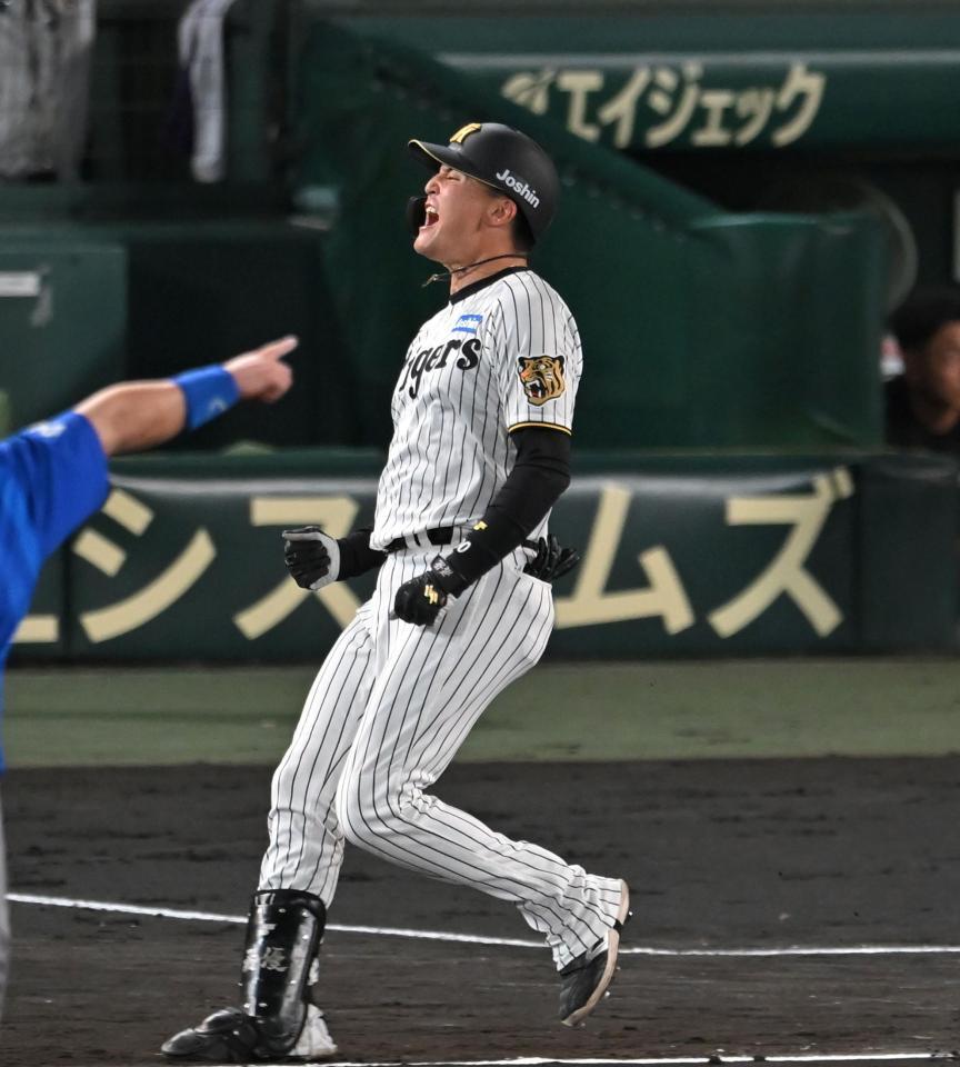 ３回、２点打を放ち雄たけびを上げる元山（撮影・飯室逸平）