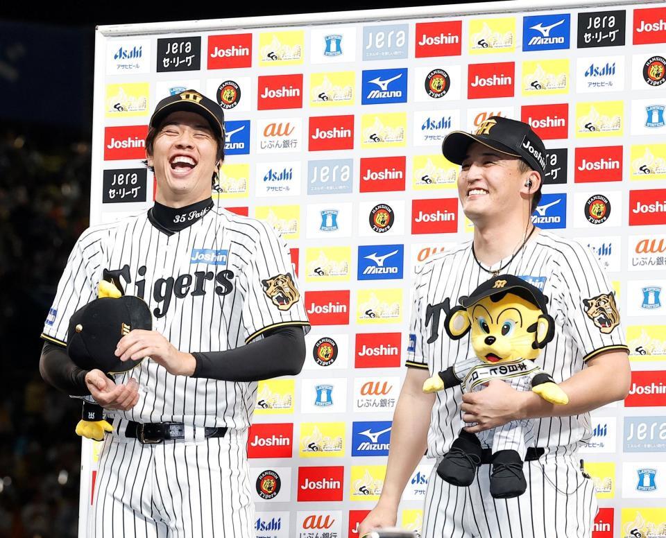 お立ち台で爆笑する才木（左）と元山（撮影・西田忠信）
