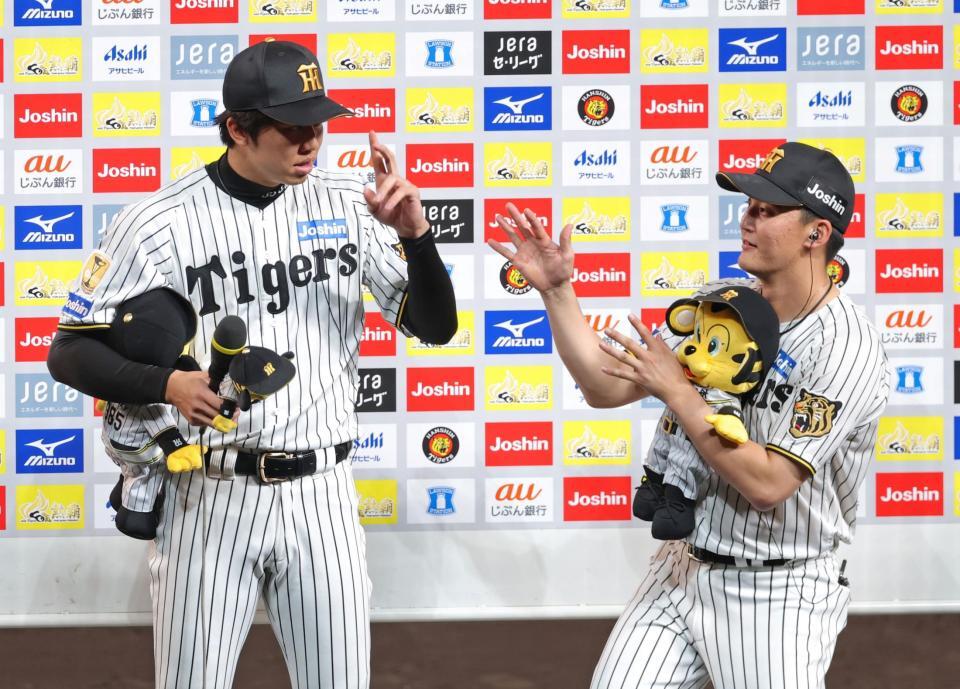 お立ち台で才木（左）をたたえる元山（撮影・立川洋一郎）