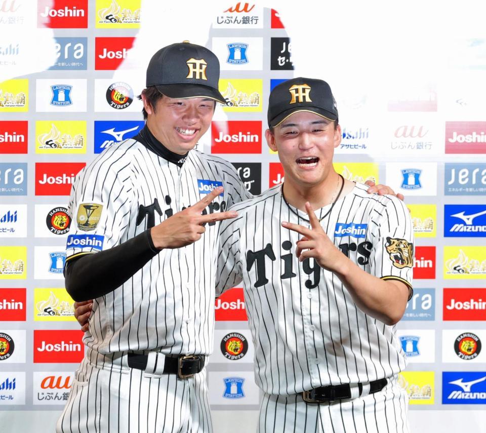 お立ち台で笑顔を見せる阪神・才木浩人（左）と阪神・元山飛優＝甲子園（撮影・立川洋一郎）
