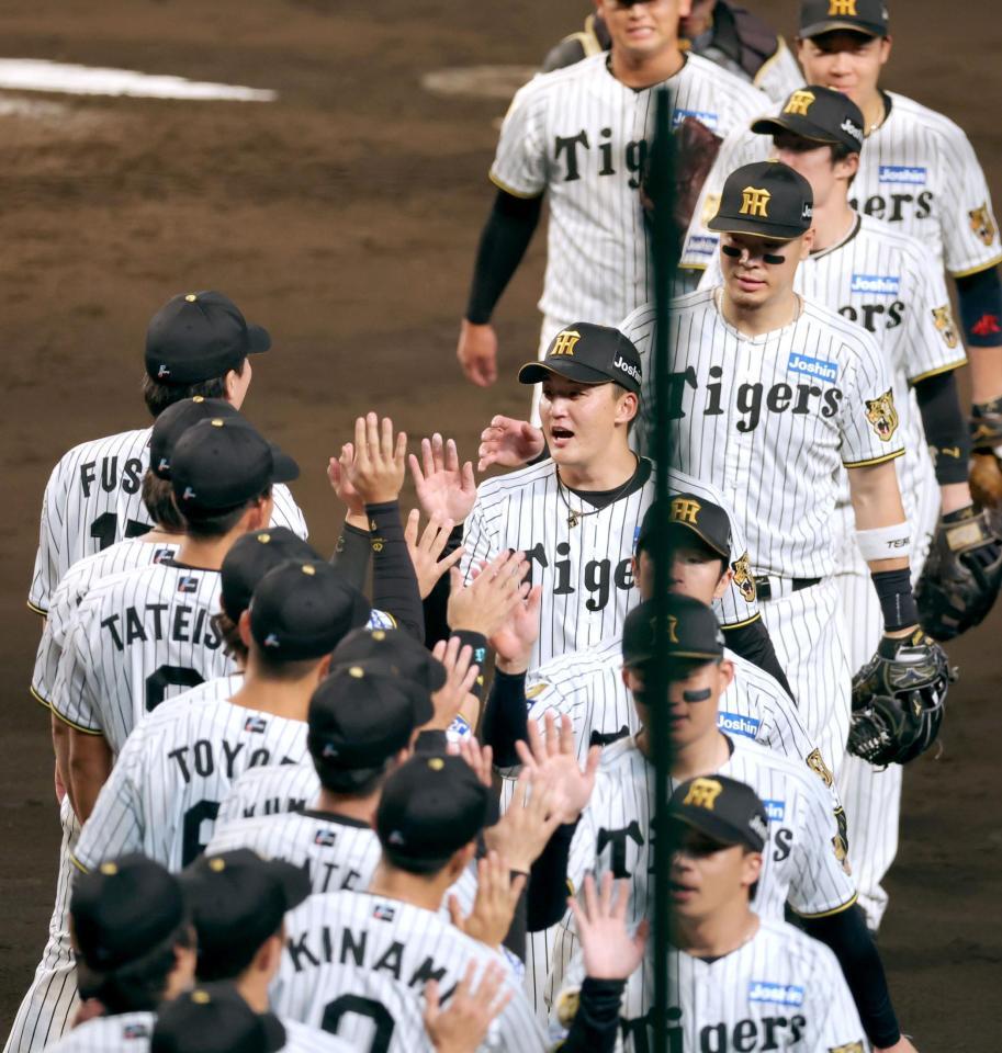 勝利のタッチを交わす阪神・元山飛優（中央右）ら阪神ナイン＝甲子園（撮影・立川洋一郎）