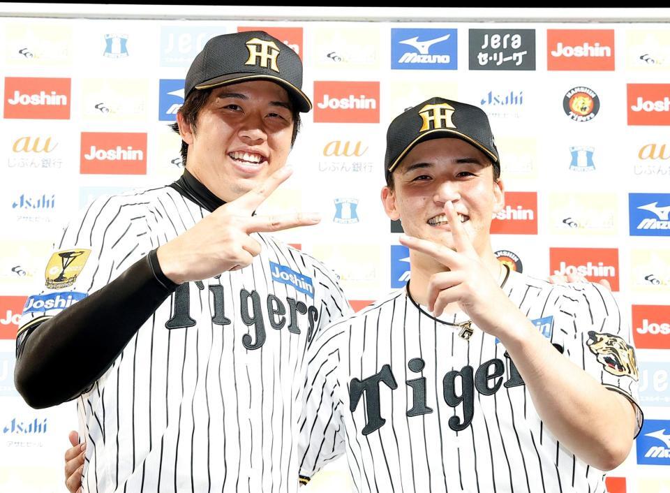 お立ち台でポーズを決める才木（左）と元山（撮影・西田忠信）
