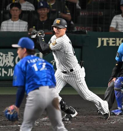 ３回、２点適時打を放つ元山（撮影・飯室逸平）