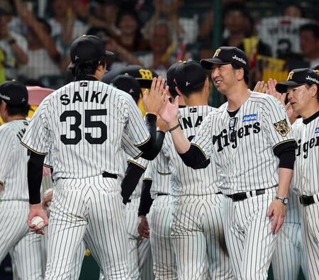 ＤｅＮＡに勝利し阪神・才木浩人とタッチっする阪神・藤川球児監督＝甲子園（撮影・山口登）