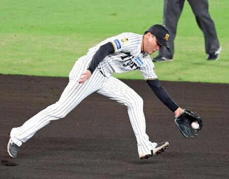　６回、宮崎の打球を好捕する元山（撮影・立川洋一郎）
