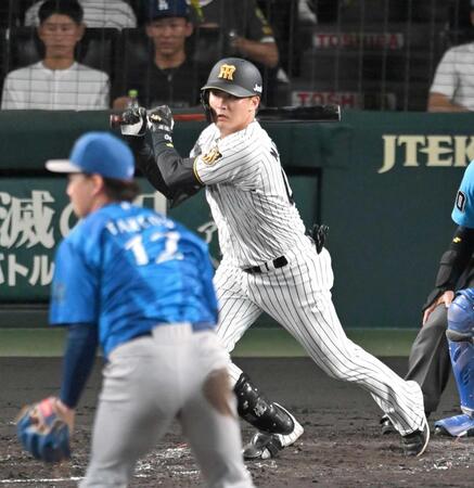 　３回、２点内野安打を放つ元山（撮影・飯室逸平）
