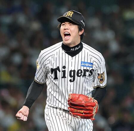 　４回、代打エンカーナシオンを空振り三振に仕留め、ほえる（撮影・西田忠信）