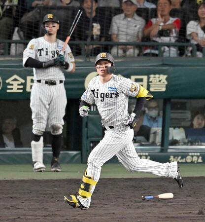 　８回、佐藤輝（奥）に並ぶ３５号ソロを放つ森下（撮影・飯室逸平）