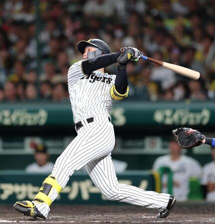 ８回、中越えに３５号ソロを放つ森下（撮影・山口登）