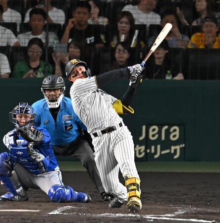 ８回、３５号ソロを放つ森下（撮影・飯室逸平）