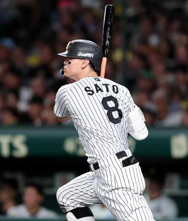 　５回、二塁打を放つ佐藤輝（撮影・山口登）