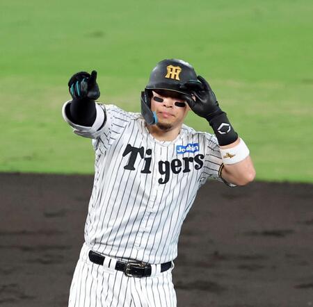 ５回、二塁打を放ちベンチへ向かってポーズを見せる佐藤輝（撮影・立川洋一郎）