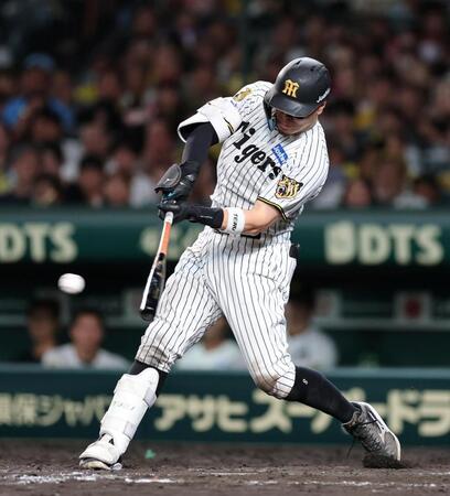 ５回、右中間に二塁打を放つ佐藤輝（撮影・山口登）