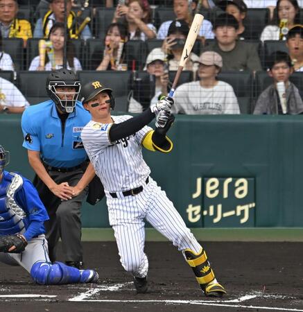 １回、先制二塁打を放つ森下（撮影・飯室逸平）