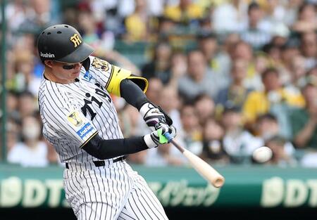 １回、先制の適時二塁打を放つ森下（撮影・西田忠信）