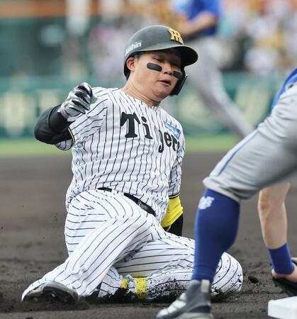 １回、適時打を放った森下は三塁へすべり込む（撮影・田中太一）