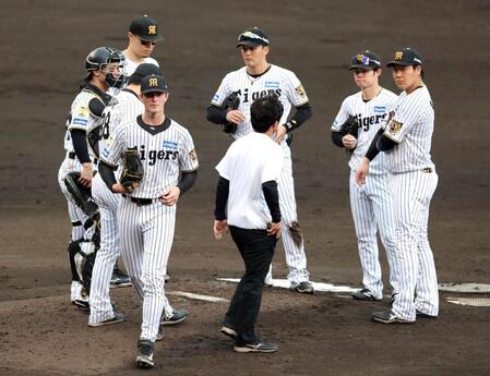 ３回途中、降板するルーカス（中央左）＝撮影・山口登