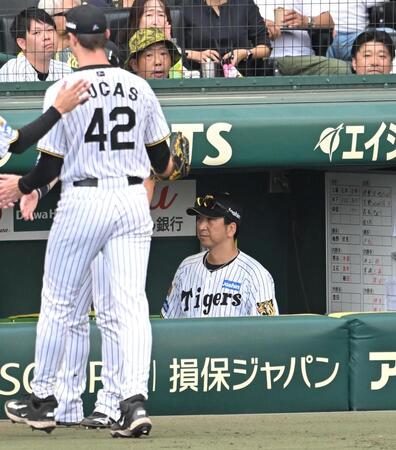 ３回途中でルーカス（４２）を降板させる藤川監督（撮影・飯室逸平）