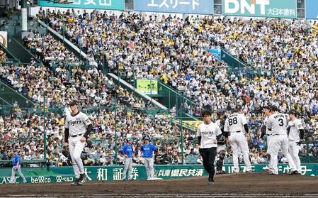 ３回途中、降板するルーカス（左）＝撮影・西田忠信