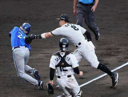 ８回、三走・三森は古市がスクイズを失敗し三本間に挟まれ、佐藤輝がタッチアウトにする（撮影・山口登）