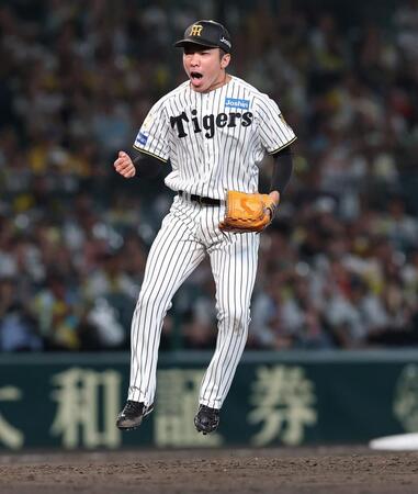 １１回を無失点に抑え、ガッツポーズする石井（撮影・西田忠信）