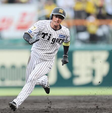３回、中野の安打で三塁へ走る近本（撮影・田中太一）